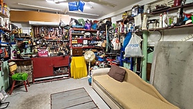 70-latek od pół roku mieszka w garażu, bez wody i ogrzewania