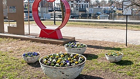 Dziewięć tysięcy bratków i łódka na tle Porto Vista Dziewięć tysięcy bratków i łódka na tle Porto Vista