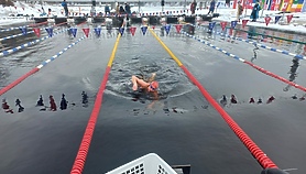 W bardzo zimnej wodzie pływa na medal