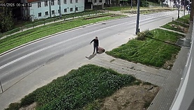 Martwy pies w walizce. Policja poszukuje tej kobiety Martwy pies w walizce. Policja poszukuje tej kobiety