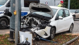 Próbował uniknąć zderzenia, uderzył w słup