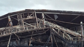 Rozpoczęła się rozbiórka spalonej sortowni odpadów Rozpoczęła się rozbiórka spalonej sortowni odpadów