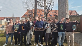 Uczniowie ZSTI z prezentem dla MAH Uczniowie ZSTI z prezentem dla MAH