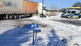 Wjechał w znak ciężarówką, był pijany