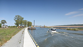 Wybierają zalegającą w rzece Elbląg ziemię