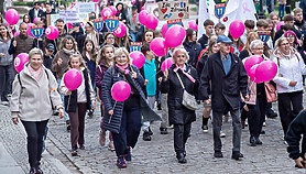 Z miłością do życia przeszli przez miasto