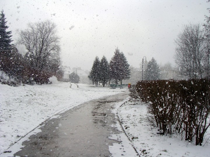 "Ciągle pada śnieg, niech zasypie nas..." (Grudzień 2010)