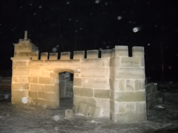 Forteca zbudowana z brył lodu (5 x 3 x 2,5 metra)

Przystań żeglarska w  Suchaczu
Budowlę wykonano na przełomie stycznia i lutego 2011