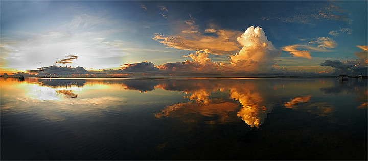 "duet" 
Wczesnym rankiem o wschodzie słonka u brzegów indonezyjskiej wyspy Bali zaobserwowałem ciekawy układ chmur. Tego dnia był duży odpływ morza więc nie sprawiało mi większego kłopotu wyjście w głąb by wykonać serię zdjęć do tej panoramy. (Lipiec 2011)