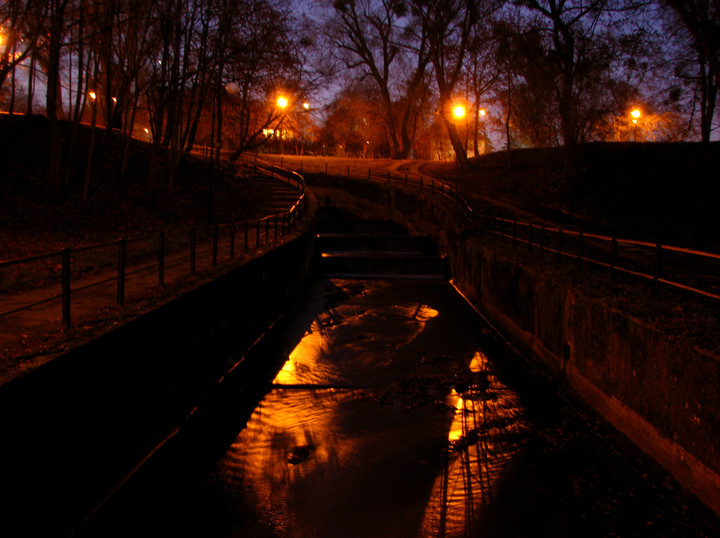 Elbląski Park Dolinka wieczorem. (Listopad 2011)