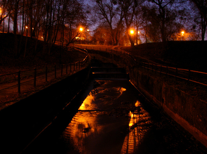 Elbląski Park Dolinka wieczorem.