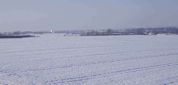 Tu na razie jest ściernisko ale będą kurniki. (Styczeń 2012)