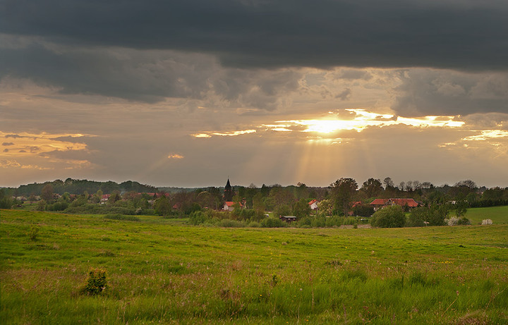 Zabawy światłem nad Pomorską Wsią. (Czerwiec 2012)