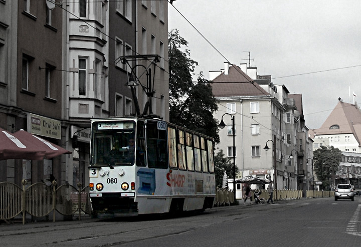 Elbląska szara rzeczywistość spowodowana uciążliwymi remontami była motywem by barwy tła zrobić blade, natomiast z powodu, że tramwaje wróciły na swoje trasy, w/w tramwaj został zachowany w oryginalnych barwach koloru.