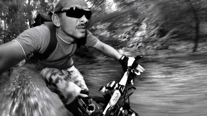ROWERZYSTA -Tego dnia założyłem sobie, że wykonam własny portret podczas rowerowej jazdy – ostrej jazdy ! Czy mi się to udało oceńcie sami. Elbląg – Bażantarnia