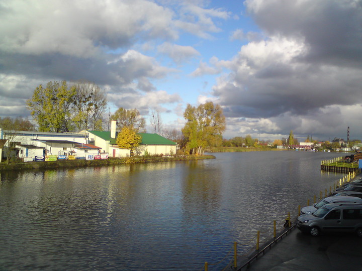 Otwierające się drzwi do niema nad kanałem elbląskim (Sierpień 2013)