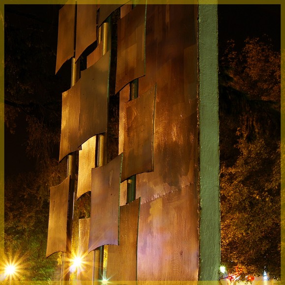 Forma przestrzenna w blasku wieczornych świateł. Rzeźba autorstwa Henryka Stażewskiego, Zdjęcie tylko kadrowane i dołożona ramka. (Październik 2013)