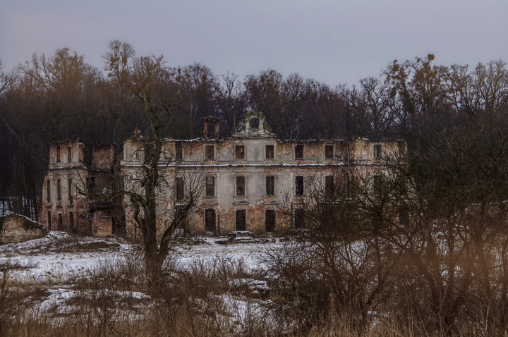 Ruiny pałacu w Słobitach. W latach  1525–1945 była to główna siedziba pruskiego rodu Dohnów. (Luty 2014)