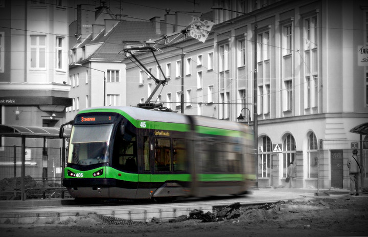 Tramwaj mknący przez szarą rzeczywistość