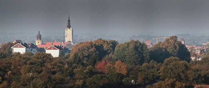 "Miasto w jesiennej panoramie"