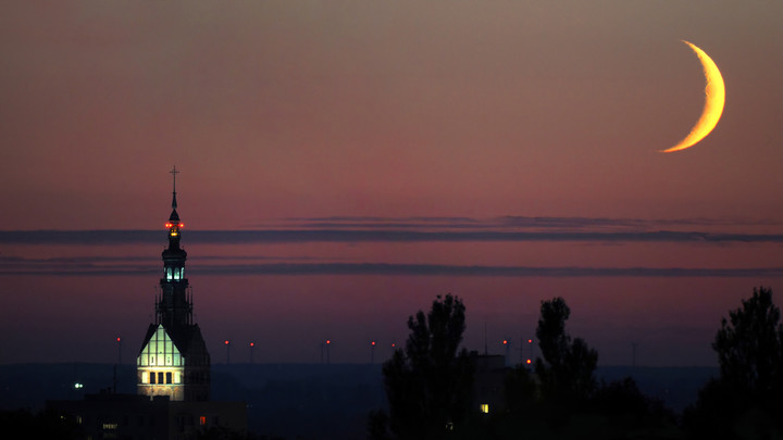 ELBLĄG KSIĘŻYC I KATEDRA - Tego wieczora zaistniały odpowiednie warunki do wykonania ujęcia  na jakie polowałem od wielu lat. O godzinie 19.05 czasu lokalnego Księżyc zbliżył się do horyzontu w pobliżu elbląskiej katedry.Taki dzień trafia się bardzo rzadko, wiec  każdy kto próbował upolować teleobiektywem taki kadr w naszym mieście, powinien to zrozumieć :) Elbląg 30.09.2011