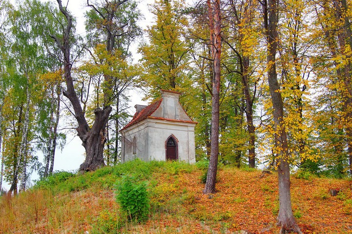 Stara kaplica cmentarna koło Pogrodzia. (Październik 2014)
