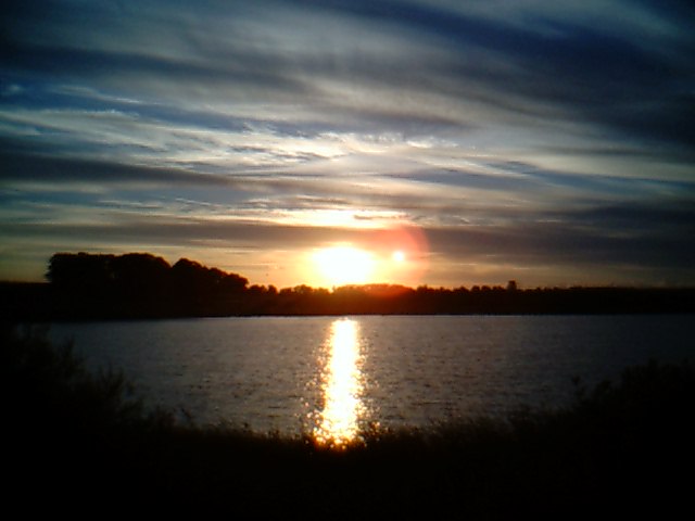 Jezioro Drużno o zachodzie słońca
