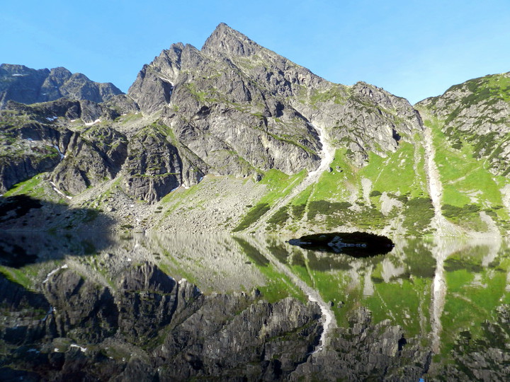 Czarny Staw Gąsienicowy niczym niezmącony o szóstej nad ranem (Sierpień 2015)