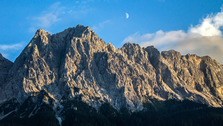 Grosser Waxenstein 2277m widziane o zachodzie z Grainau. (Sierpień 2015)