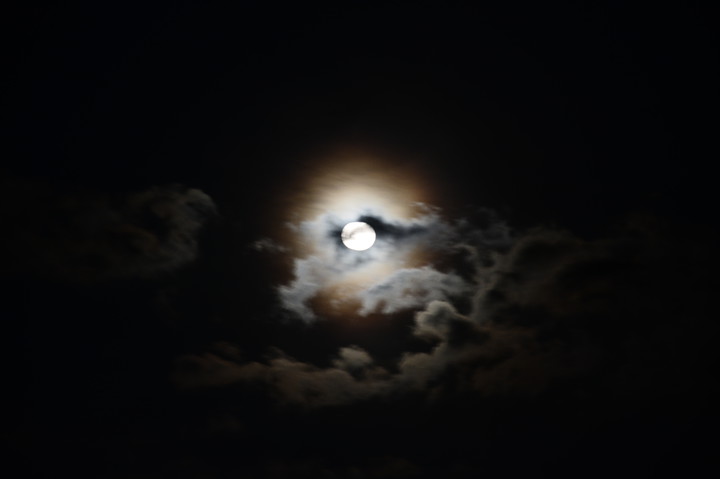 Księżyc w chmurach (Maj 2016)