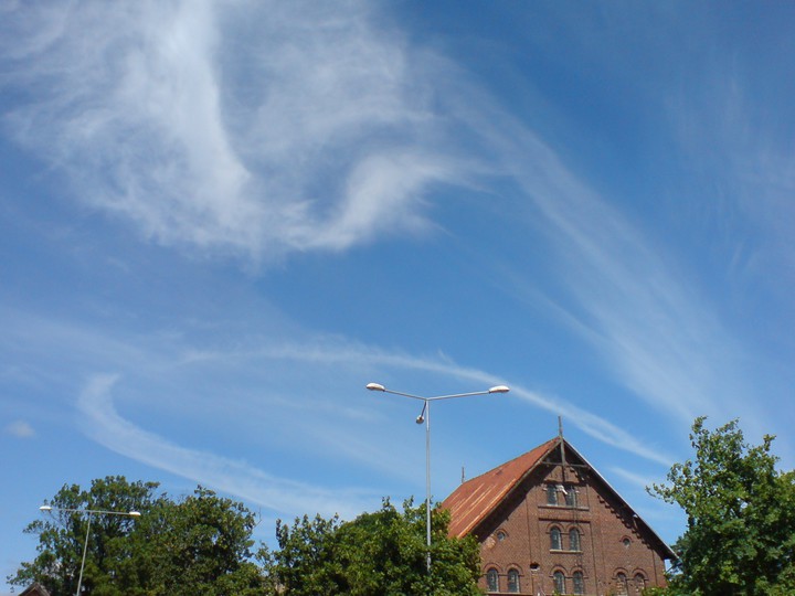 Niebo wiruje nad starym młynem