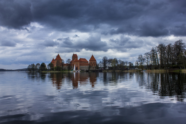 Zamek położony na jeziorze Galwe na Litwie w miejscowości Troki