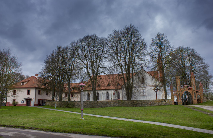 Kościół pw. Zwiastowania NMP i św. Benedykta. (Lipiec 2016)