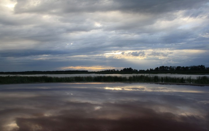 Jak na górze, tak i na dole (Pierwszy plan Kanał Elbląski, grobla, J. Drużno)