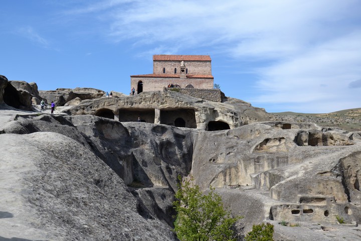Cerkiewka, poniżej wykute w skale miasto - tysiące lat dziejów Gruzji
