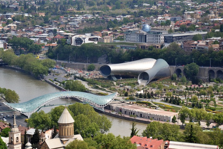 Ze średniowiecza we współczesność (wiek XII - katedra Sioni, wiek XXI - most 'Pokoju' i centrum kongresowe) (Sierpień 2017)