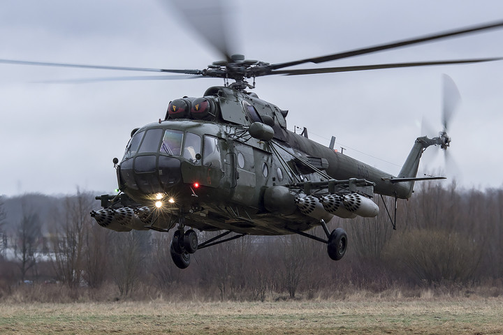 Mil Mi-17-1V podczas lądowania w Aeroklub Elbląski (Styczeń 2018)
