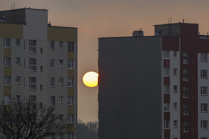 między blokami