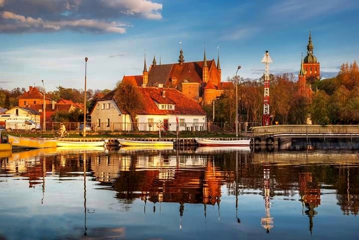 Miasto w barwach zachodzącego słońca.