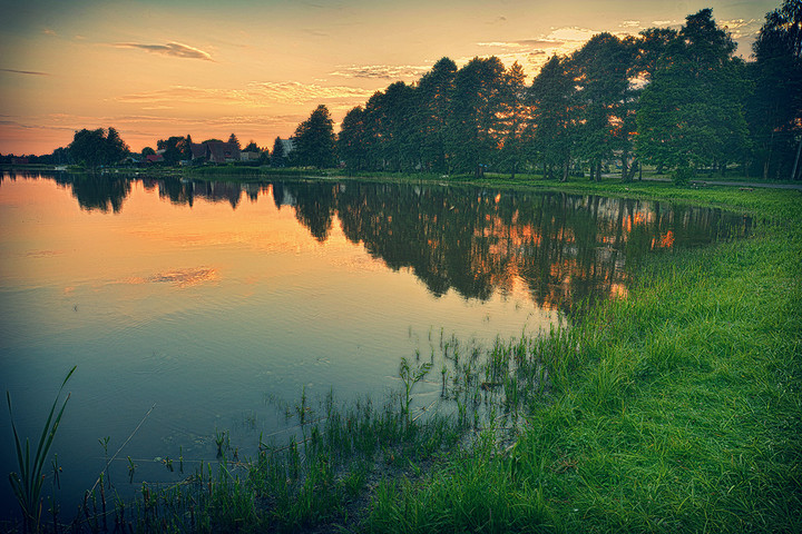 Jezioro o zmierzchu. (Sierpień 2018)