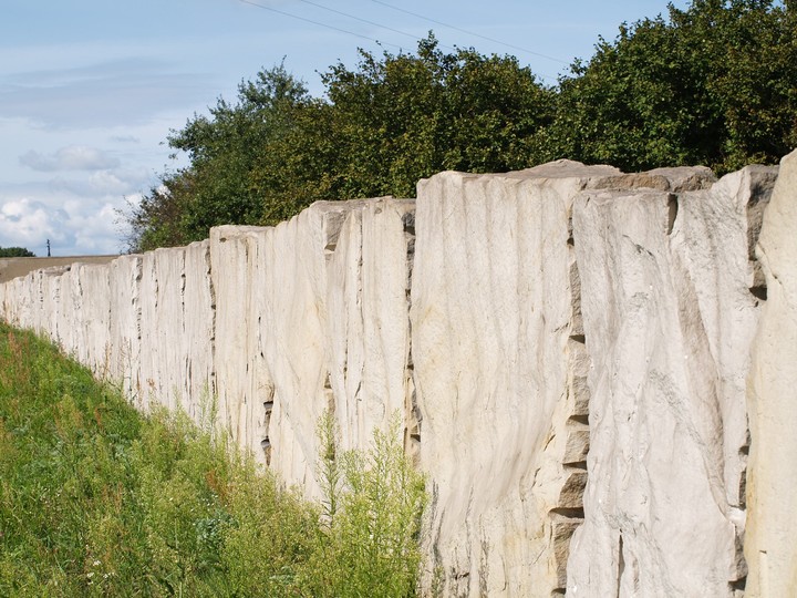 Jedwabne mur pamięci w miejscu spalonych Żydów