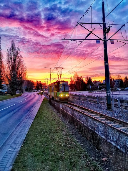 Konstal na Grota Roweckiego o poranku