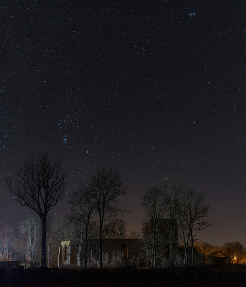 Orion i Plejady nad Kościołem.