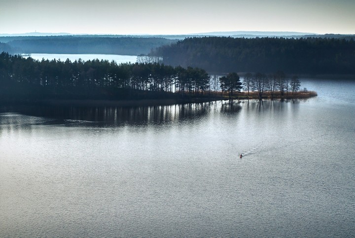 "Samotnik" - jest środek zimy, samotny kajakarz przecina toń jeziora, które w tym roku nie pokryło się lodem. Zmiany klimatu widać na każdym kroku.