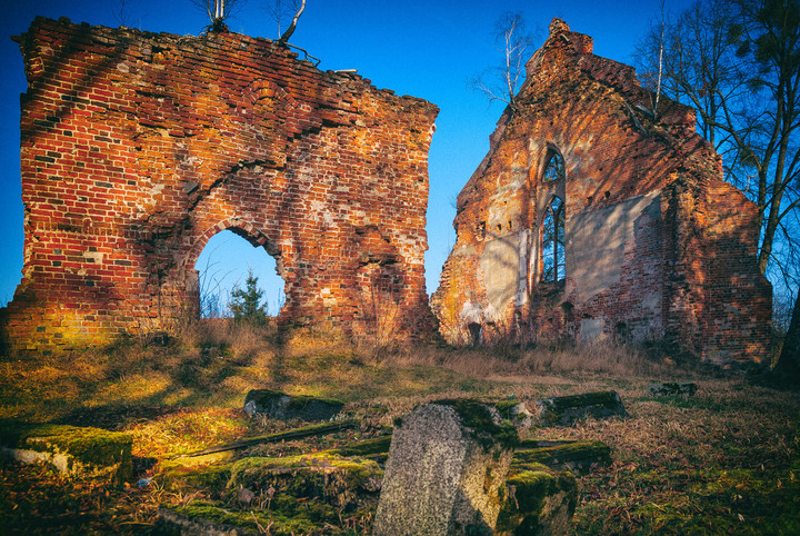 Ruiny kościoła i cmentarz XIII - VI w.