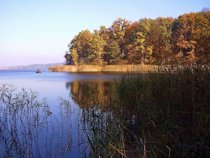 Pani Jesień nad jeziorem