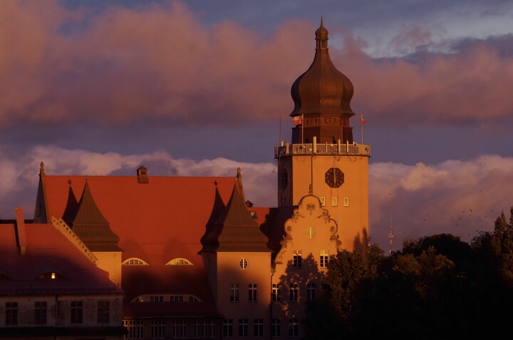 W świetle zachodzącego słońca