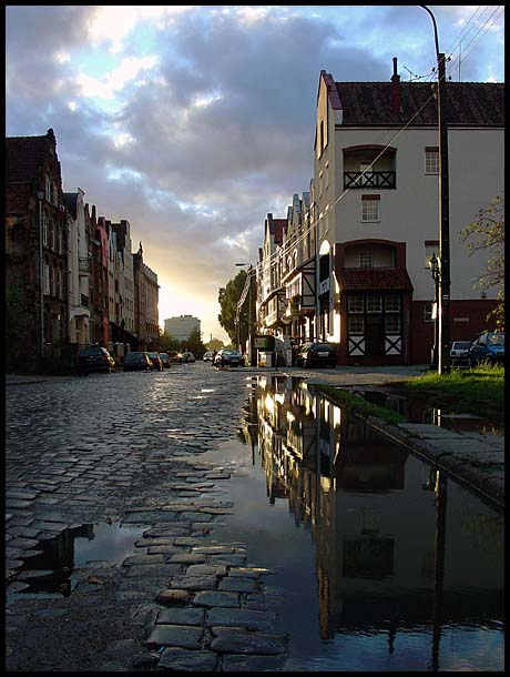 Po drugiej stronie lustra  - kamienice na starym mieście

Zdjęcie nagrodzone w konkursie kwietniowym (Kwiecień 2004)