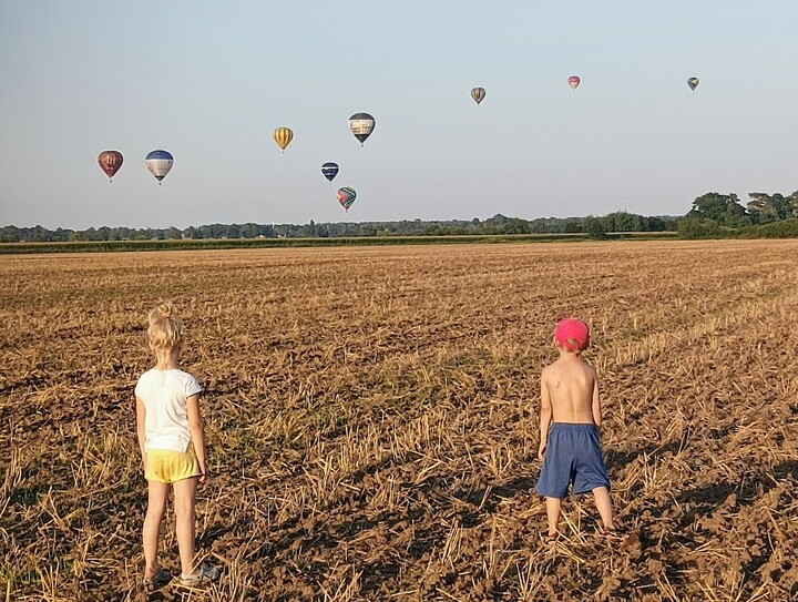 Podobieństwo między balonami i emocjami jest takie, że implodują w niewidzialną strefę.