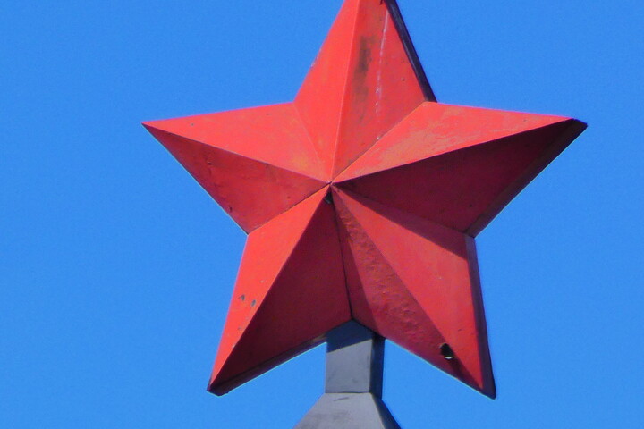 P1900823 Pomnik Odrodzenia Monument jest zwieńczony czerwoną gwiazdą.JPG